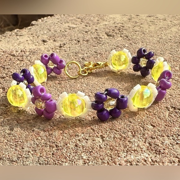Jewelry - Purple & Yellow Floral Beaded Bracelet w Gold Colored Clasp